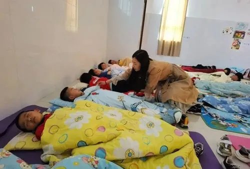 南京一小学让孩子躺着午睡,令人羡慕,全国推行真的很难吗?