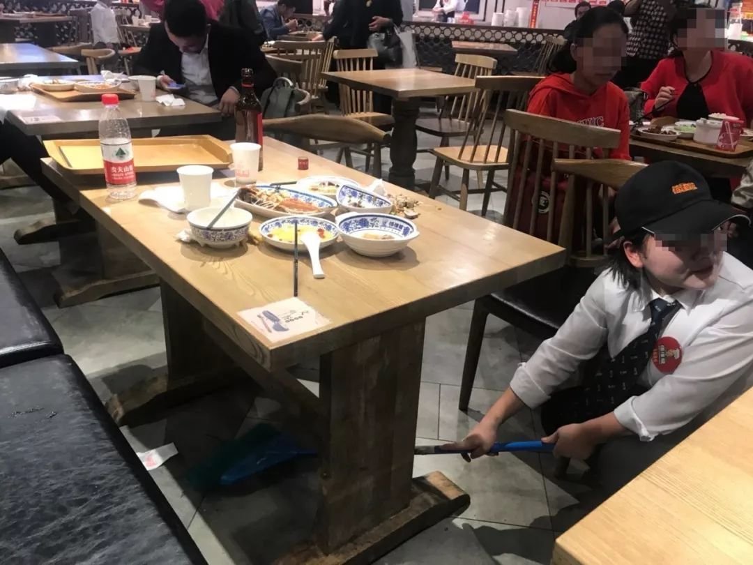 华中农业大学博士生外出吃饭时在餐厅惊现老鼠，餐厅老板的回应是怎样的？