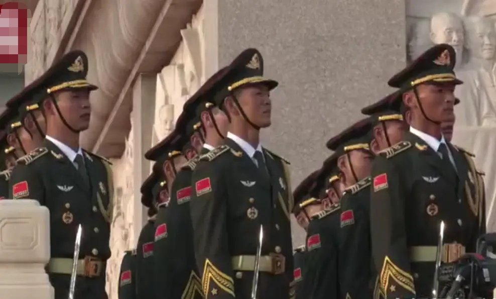 庆祝大会上，国旗护卫队宛如复制粘贴的步伐令人震撼，他们是怎么做到的？