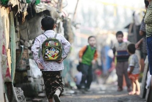 云南三姐弟在上学的途中意外身故，你如何看待此事？