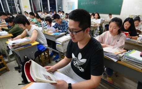 建议将高中生22点就寝写入未成年人保护法，是减负还是限制自由？