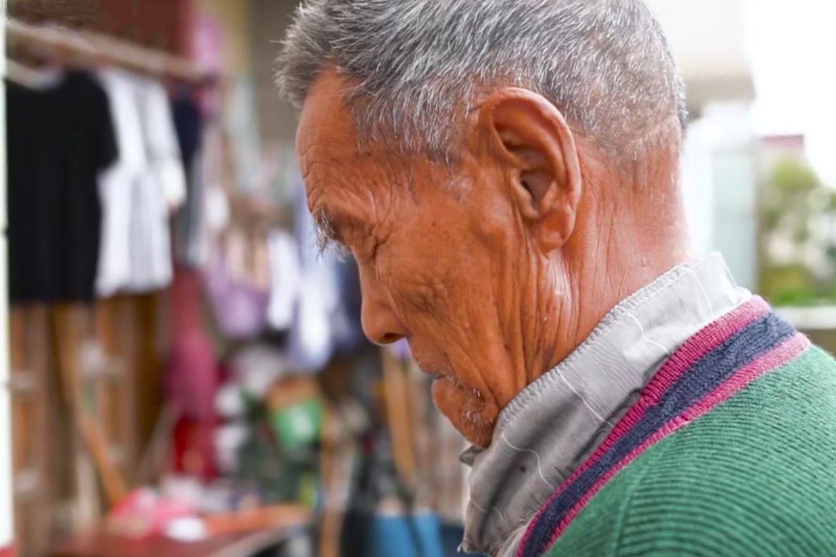 95岁老人坚持54年升国旗,他的爱国信念是什么?