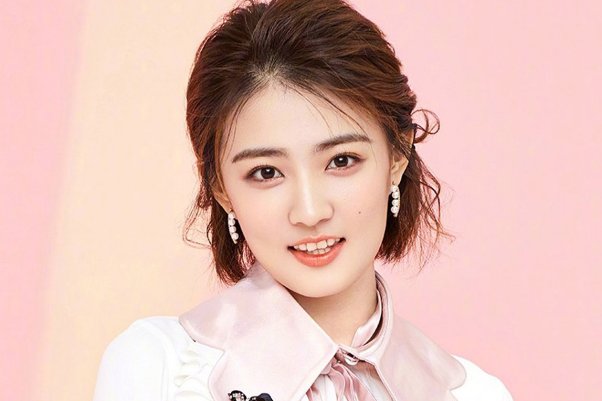 徐璐节目中和爸爸一起泡澡惹争议，女儿大了是不是必须和父亲保持距离呢？