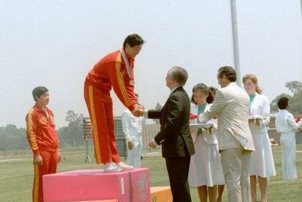 在历史上，中国的第一个奥运冠军究竟是谁呢？