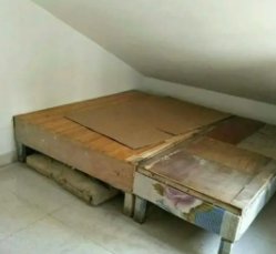 男子晒空中阁楼出租房得爬梯子上，是否还有隐私可言？