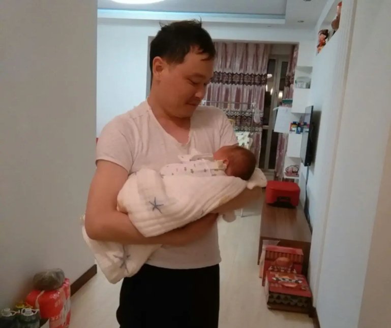 辽宁一200斤新手奶爸抱6斤女儿犯难，你第一次抱到孩子是什么感受？