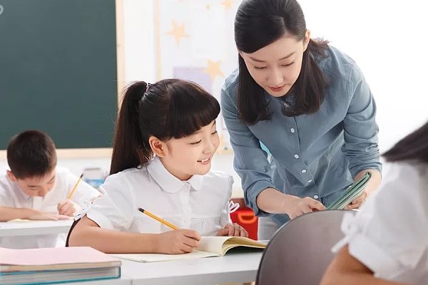 摇首顿足形容什么动物