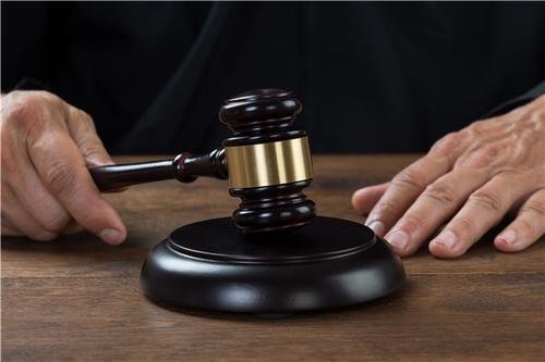 生父性侵女子案检方建议量刑7年，恶魔的魔爪终被砍断，如何避免类似悲剧？