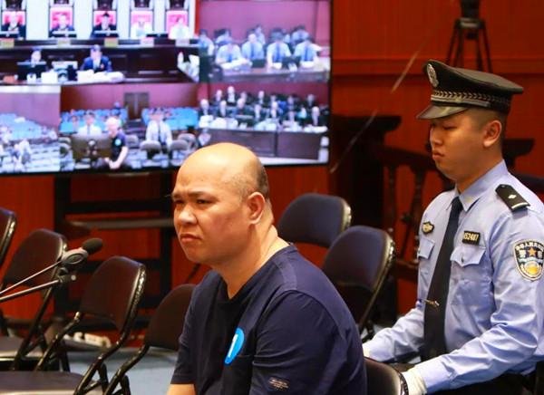 楚雄宿舍杀人案：因为女孩争风吃醋，高中生砍死两名舍友，法律会怎么判？