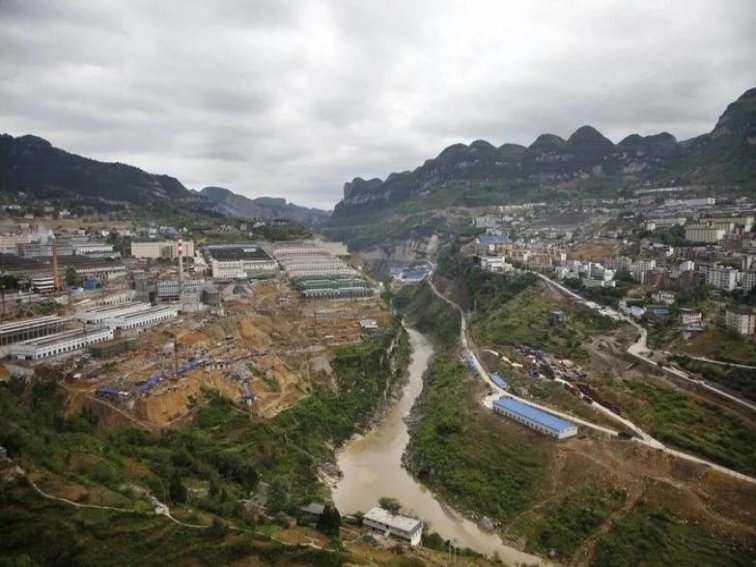 茅台镇的地质结构主要是