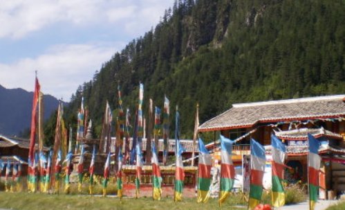 家里红旗不倒,外面彩旗飘飘下一句是什么?