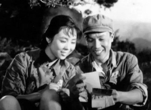 请问有首歌歌词是；红烟滚滚，唱英雄。这收歌叫什么名字啊