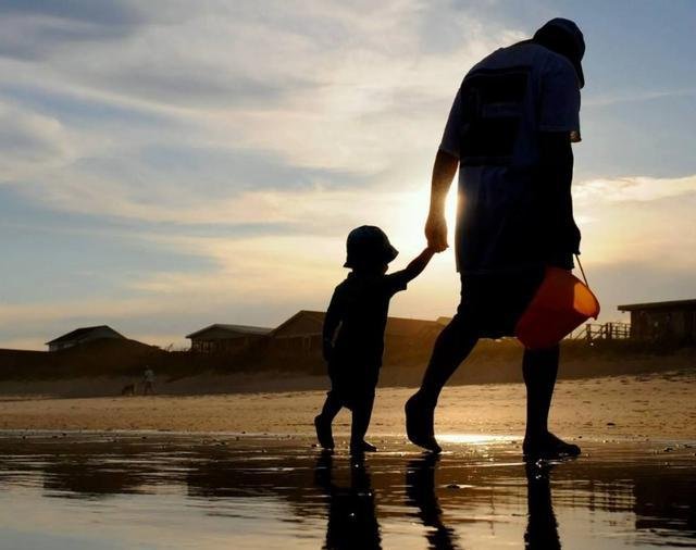 陕西渭南，11个月宝宝目睹妈妈街头救人，这位妈妈身上有哪些可贵的品质？