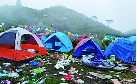 江西一景区游客撑满帐篷，女子半夜上厕所回来迷路，这个假期你出游了吗？