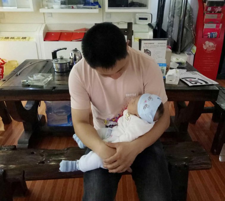 辽宁一200斤新手奶爸抱6斤女儿犯难，你第一次抱到孩子是什么感受？