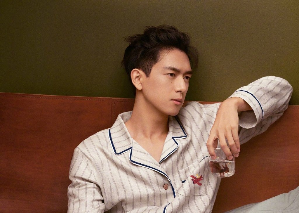 李现悬疑迷你剧一人分饰三角，他的可塑性有多强？