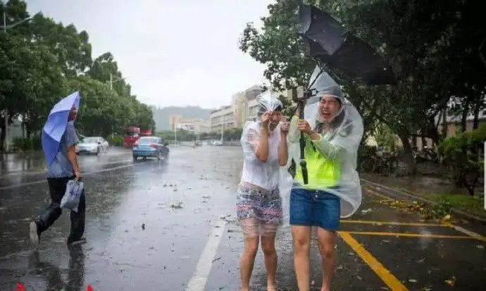 广东暴雨后市民划船看剧河中露营，广东人应对暴雨有多得心应手？