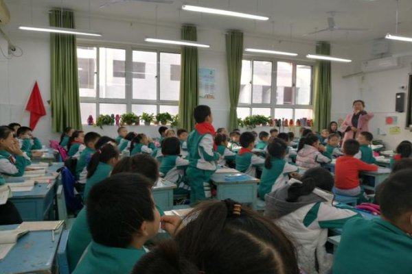 四女娲是怎样从各地拣来五种颜色的石头的?请展开想象,先说一-|||-说,再写一写