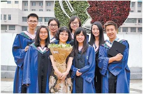 副教授放出年轻时的照片震惊了学生，岁月究竟对老师做了什么呢？