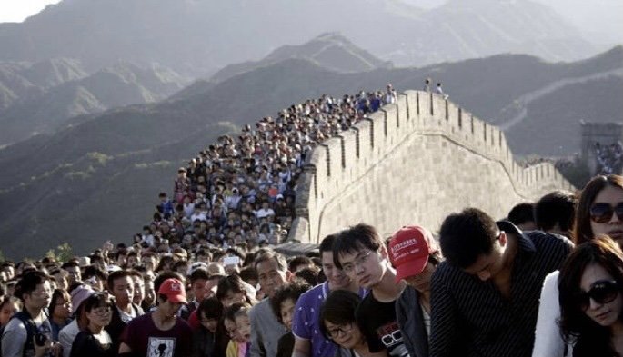 江西一景区游客撑满帐篷，女子半夜上厕所回来迷路，这个假期你出游了吗？