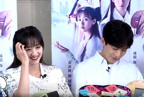 成毅、袁冰妍直播翻车！全程避嫌不敢对视，这是怎么回事呢？