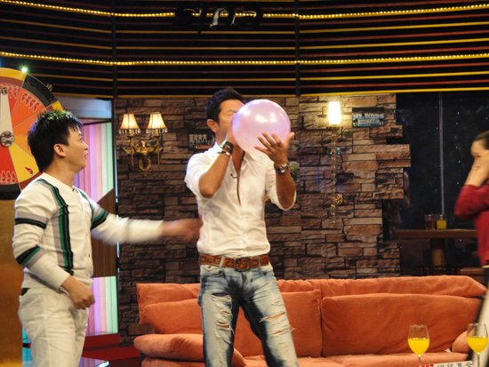 黄加李泡世界杯的主持人介绍