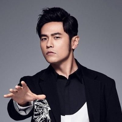 歌词“手牵手一步，两步，三步，四步往前走，看星星一颗，两颗，三颗连成线”是哪首歌？