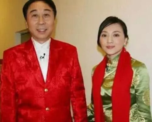 冯巩罕见与兄姐同框，冯巩家几个孩子？