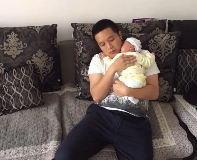 辽宁一200斤新手奶爸抱6斤女儿犯难，你第一次抱到孩子是什么感受？