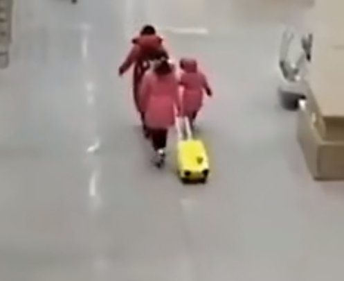 小孙女跨越千里回哈尔滨被劝返，爷爷车站泪别，疫情之下大家有多难？