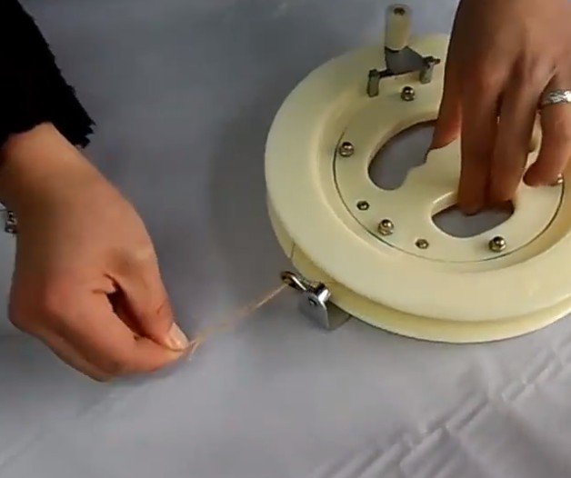 风筝轮万向轮怎么缠线？