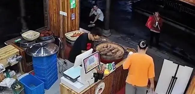 拾荒老人久盯烤红薯，店主见状立马赠送，店主的行为暖到你了吗？