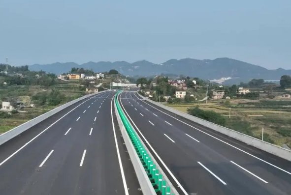 中间带是由两条左侧____及中央分隔带组成。