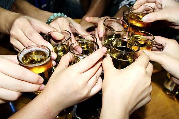 山东一女婿到岳父家拜年时，一边喝酒一边哭泣，他为何这么做？