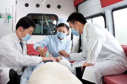 23岁医学生跪地边哭边救人，为何会边哭边救人？