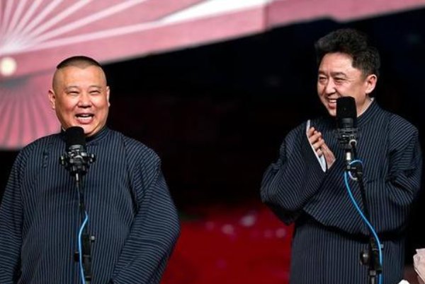 郭德纲给女粉丝送冰糖葫芦花，郭德纲是一个十分宠粉的明星吗？