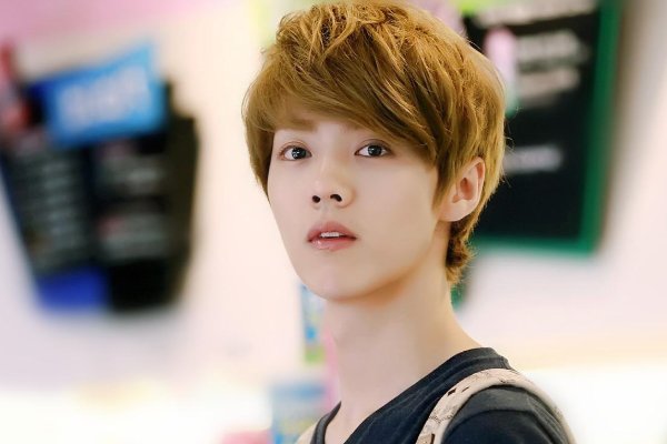 在最火红的时候离队，为什么鹿晗退出了《奔跑吧》？