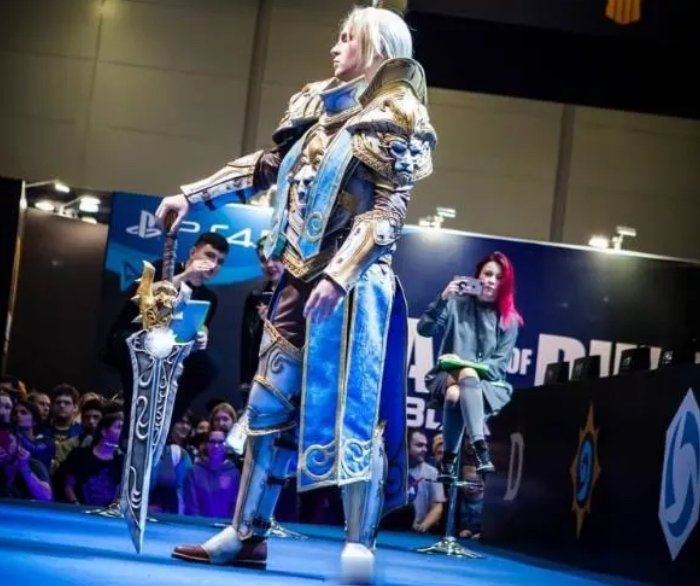 上海一男子cos被捅的人，被批评教育！带来了哪些警示？