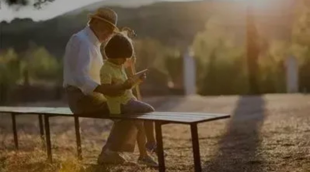 90后33岁女子当了奶奶，晒出带孙子的日常，一双操劳的手说明了什么？