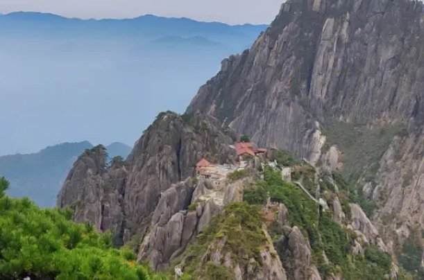 黄山奇石狮子抢球怎么写一段话