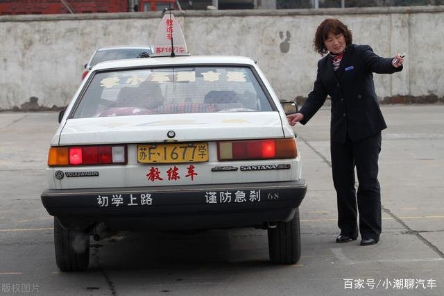 学开车怎样才能知道车身正不正？