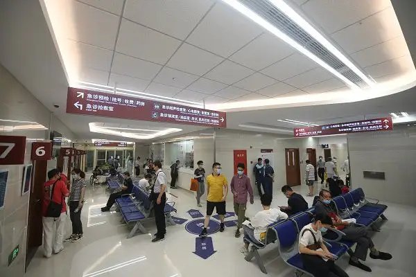 上海瑞金医院劫持事件中为何不开闸门让群众逃生?