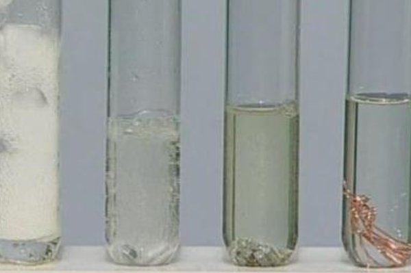 铝跟水反应生成氢气吗?