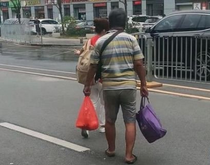 深圳流浪街头的破产董事长已被儿子接回，这位董事长会不会想东山再起？