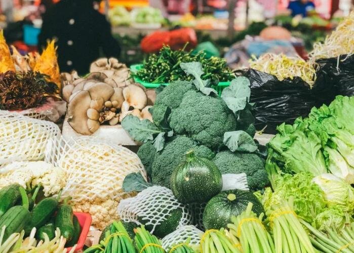 大学生继承父辈菜摊年入百万，这对我们的择业观有什么启示？