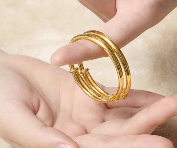 河南一宝宝金手镯被人“偷梁换柱”，涉事人员将会面临什么处罚？