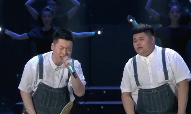 曾经牵着你的手走在繁华街头什么歌