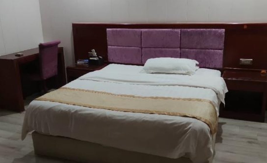 青岛一女子强行入住酒店又要全额退款，此女子为何这么做？