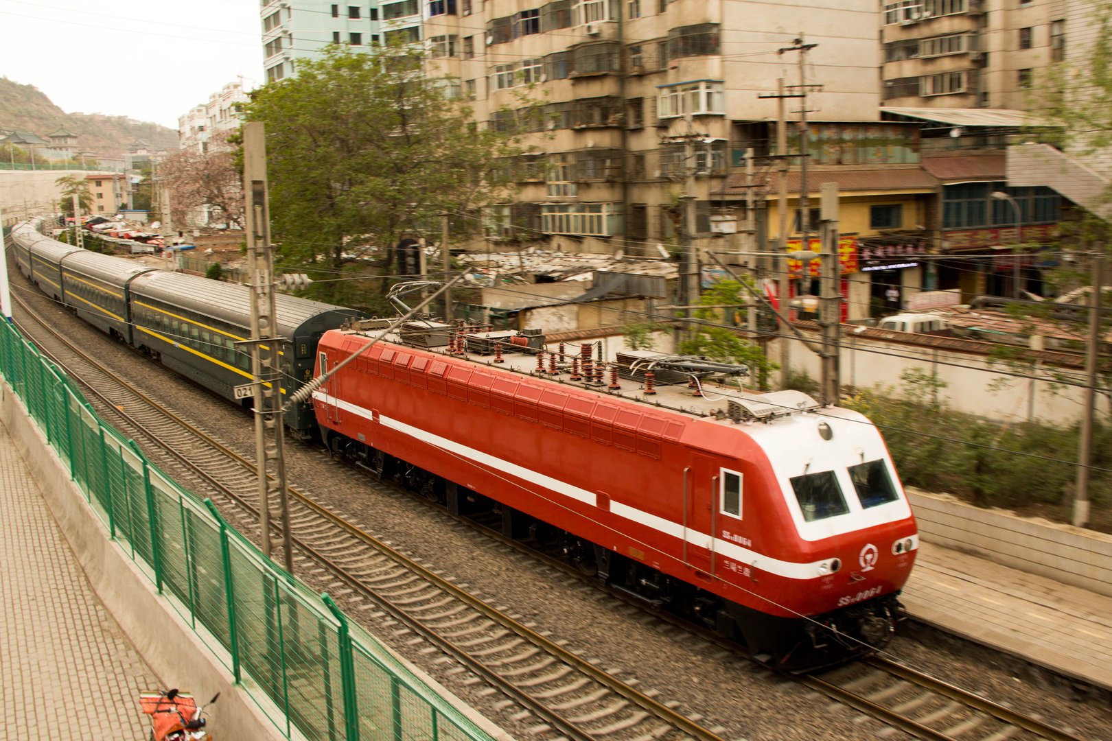 兰新线一列车与施工人员相撞9人遇难，造成此次事故的原因是什么？