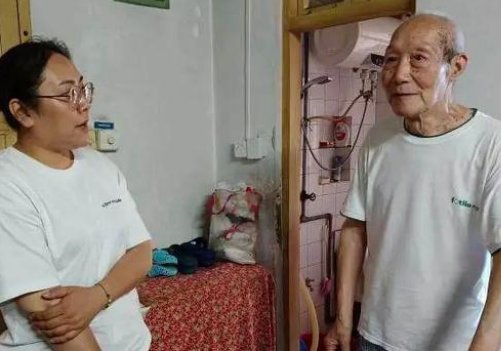 没有子女！独居教授因热射病晕倒家中，这会是我们不生孩子的真实写照吗？